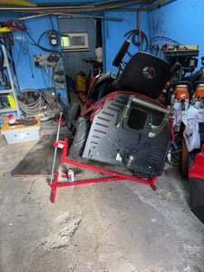 Wiltec Hebevorrichtung für Aufsitzmäher Rasentraktor – bis max 400 kg – 1140 x 495 x 1030 mm – aus Stahl – Lifter als Reinigungshilfe Kunden-Foto 1