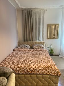 Juskys Polsterbett Nizza 180x200 cm mit Matratze - Bettgestell mit Lattenrost, Stauraum & LED Beleuchtung – Samtbezug, Chesterfield-Steppung - Grau Kunden-Foto 2