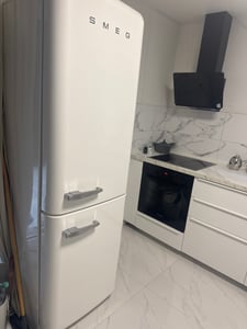 Smeg FAB32RWH5 Freistehende KÃ1/4hl-/Gefrierkombi, 2 TÃ1/4ren, Weiß, 234 l Nutzinhalt KÃ1/4hlteil, 97 l Nutzinhalt Gefrierteil, 60,1 cm Breite, , 204 kWh/Jahr, 4 Sterne, 37 dB Geräuschemissionen, Inverter-Motor, NoFrost-System Kunden-Foto 1