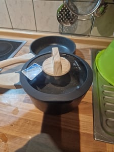 Just Perfecto JL-43: Schwarzes Kochgeschirr-Set, 3-teilig, bestehend aus einer 20 cm Pfanne und einem 18 cm Topf mit Deckel Kunden-Foto 2