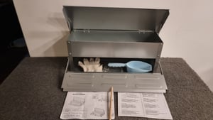 XINZI Automatik Futterautomat für 5 kg Futter, Hühner Geflügel-Futterspender Hühnerfutterautomat mit Selbstöffnend Pedal und Wasserfest Deckel Kunden-Foto 1