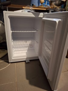 Stillstern Mini Gefrierschrank klein & leise 42L, Tiefkühltruhe mini Freezer -18°C mit Eiswürfelschale & Schloss, Türanschlag r./l., 4-Sterne Tiefkühlschrank klein Gefrierschränke Camping/Büro Silber Kunden-Foto 1