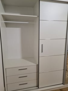 Schwebetürenschrank Kleiderschrank 250cm Weiß/Weiß mit Spiegel und Schubladen LION Kunden-Foto 3