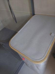 Blumtal Wäschekorb 100L - Wäschesammler mit herausnehmbaren Wäschesack - Pfandflaschensammelbehälter - Wäschekorb mit Deckel schmal, schwarz Kunden-Foto 2