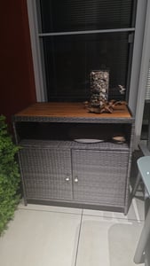 COSTWAY Mobile da giardino a 2 ante in rattan, mobile buffet con piano di lavoro in legno d'acacia e scomparto aperto, mobile contenitore 90x53x86cm marrone Foto del cliente 8