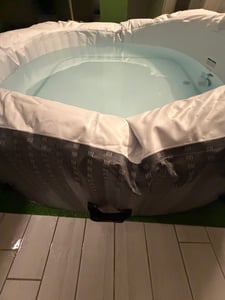 AREBOS Aufblasbarer Whirlpool "Barcelona", 185x185 cm, In- & Outdoor, mit Heizung, 910 Liter, Inkl. Abdeckung, Bubble Spa & Wellness Massage 6 Person Kunden-Foto 9