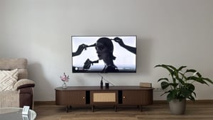 Meuble TV Merax 180 cm avec éléments en rotin, meuble TV avec structure 3D et tiroir, portes coulissantes, pieds en bois massif réglables, noyer foncé Photo du client 2