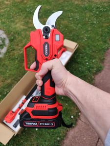 TEENO Sécateur Électrique Sans Fil Brushless,1 * 2000mAh Batteries,Professionnel Sécateur Lame Convient Pour Les Jardins,Les Branches CD610 Photo du client 1