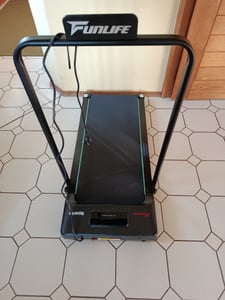 FunLife F1 Walking Pad klappbar – 3-in-1 Untertisch Laufband mit Haltegriff, 1–8 km/h, kompakt & leise für Zuhause, Büro & Homeoffice Kunden-Foto 2