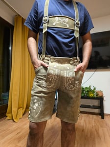 Premium Lederhose Wildbock – Kurze Herren Trachtenlederhose aus feinstem Wildbockleder inkl. Hosenträger – Größe 48 - Krist und König Kunden-Foto 1