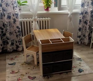 COSTWAY Kindertisch mit 2 Stühlen, 4 Fächer, 6 Stoffkörben & Papierrolle, Maltisch für Kinder, Schreiben, Spielen & Lernen, für Kinderzimmer, Natur Kunden-Foto 1
