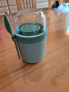 Arendo Müslibecher, Joghurtbecher To Go mit Löffel, Aufbewahrungsbecher 750ml, To Go, 3 getrennte Behälter, Klarsichtdeckel, auslaufsicher, spülmaschinengeeignet Kunden-Foto 1