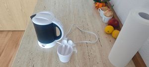 Aigostar - 0,6 L Reisewasserkocher, Mini Wasserkocher Klein  650W, Camping, 2 Tassen und 2 Teelöffel, Abschaltautomatik mit Trockenschutz, Shwarz Kunden-Foto 2