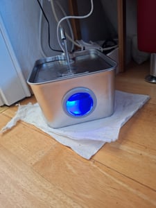 Katzenbrunnen Edelstahl Trinkbrunnen für Katze: 2,6L mit Kabel, Ultra leise Wasserbrunnen für Katzen mit LED, Aktivkohlefilter, 3 Filter + 3 Sponges Kunden-Foto 1
