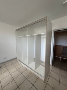 Schwebetürenschrank LION, Schlafzimmer, Kleiderschrank Schrank 150 cm Weiß/Weiß mit Spiegel, alufarbene PVC-Griffe Kunden-Foto 3