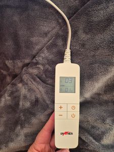 Grafner Heizdecke aus Plüsch 180 x 130 cm grau | elektrische Wärmedecke mit Abschaltautomatik | Kuscheldecke | Timerfunktion | 10 Temperaturstufen | waschbar bis 30°C | Kunden-Foto 1