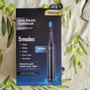 7Magic Elektrische Schallzahnbürste, Deep Clean Modi, 6 Bürstenköpfe, schnelle Aufladung für 60 Tage&40000 VPM, 5 Modi, Erwachsene und Kinder, Schwarz Kunden-Foto 1