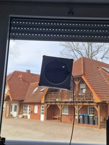 ECOVACS WINBOT W2 PRO Omni Fensterputzroboter mit 6-in-1 Multifunktionsstation mit 1L Original Fensterreinigungsflüssigkeit Kunden-Foto 1