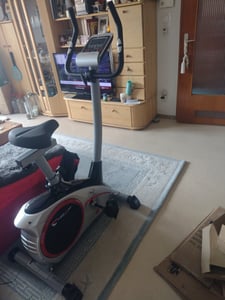 Christopeit Ergometer AL 2 – 24-stufige Magnetbremsung, Flachriemenantrieb, Digitaler LCD-Computer mit Tablet-Halterung, 10 Trainingsprogramme, Verstellbarer Sattel, Integrierte Pulsmessung, Belastbar bis 150 kg Kunden-Foto 1