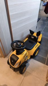 New Holland T7 Traktor Rutschauto mit Anhänger (1–3 Jahre) – Offiziell Lizenziert, mit Hupe, Stauraum & Zubehör – Kinder Rutschfahrzeug – Rosa Kunden-Foto 1
