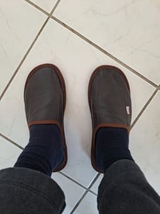 Bosaco Herren Hausschuhe Leder, Braun, Größe 44 – Bequeme Männer Pantoffeln, Weich, Rutschfest, Handgemacht, Atmungsaktiv, Hausschlappen Alltag Kunden-Foto 1