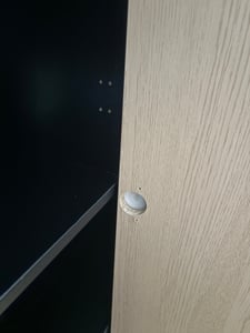 Vitrina Merax con iluminación LED, mueble de estilo moderno vintage con puerta de cristal, vitrina independiente con 8 compartimentos de MDF, sistema de apertura push-pull, acabado en imitación madera negra Foto del cliente 1