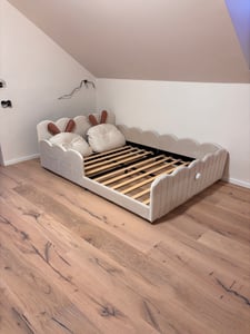 Letto per bambini Flieks imbottito 140x200cm con cuscino, letto matrimoniale a terra con rete a doghe e protezione anticaduta, letto per bambini con rivestimento in velluto, beige Foto del cliente 5
