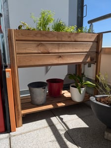 Fepro® Holz-Hochbeet 63L mit Ablage & Vlies – Blumenkasten wetterfest 80x75x36 cm, Pflanzkasten für Garten, Terrasse & Balkon Kunden-Foto 1
