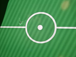 COSTWAY Tischkicker klappbar, Kickertisch inkl. 18 Kicker und 2 Bällen, Spieltisch für Erwachsene und Kinder, Tischfußball für Spielzimmer, Bars und Partys, 69 x 60 x 71 cm Kunden-Foto 3