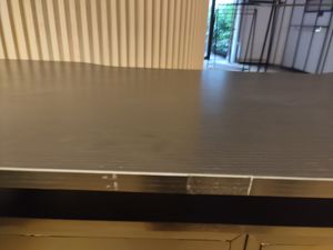 Stół barowy KOMFOTTEU z 2 przegrodami i podnóżkiem, stół jadalniany 120 x 50 x 106,5 cm, lada kuchenna z dużą przestrzenią do przechowywania i regulowanym podnóżkiem, lada barowa, czarny Zdjęcie produktu od klienta nr 3