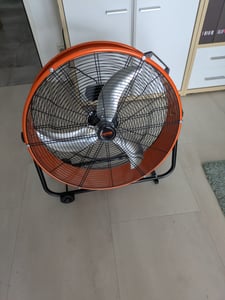 Wentylator rolkowy VEVOR, 24-calowy wentylator podłogowy, 3-biegowy wentylator przemysłowy, 8600 CFM, regulowany wentylator 360°, wentylator rolkowy do wnętrz Zdjęcie produktu od klienta nr 2