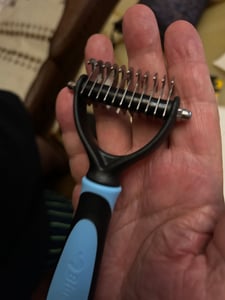 Een 2-in-1 borstel voor honden en katten, met een onderwolborstel om losse ondervacht en pluisjes te verwijderen, en een massagefunctie met haarbescherming, ideaal voor langharige huisdieren Klantenfoto 1