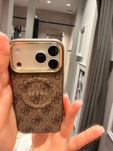 Guess Apple iPhone 17 Pro Max 4G PolyurethanClassic Logo MagSafe Schutz Hülle Case Braun Kunden-Foto 1