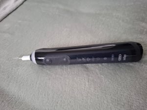 Oral-B Genius X , Erwachsener, Vibrierende Zahnbürste, Tägliche Pflege, Zahnfleischpflege, Sensibel, Whitening, Schwarz, 2 min, Schwarz Kunden-Foto 1