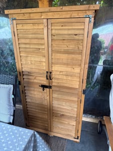 M MCombo Gartenschrank Gartenhaus Holz Wetterfest, Outdoor Wasserdicht, Gartenhütte mit 3 Herausnehmbaren Ablagen, 0130D Kunden-Foto 3