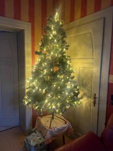 sapin de Noël artificiel de 183cm avec éclairage et neige blanche, sapin LED pour décoration de Noël avec de vraies pommes de pin, résistant au feu Photo du client 3