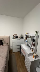 VASAGLE Schminkhocker aus Samt, gepolsterter Sitzhocker mit rutschfesten Füßen, modern, vielseitig einsetzbar, weiß Kunden-Foto 1