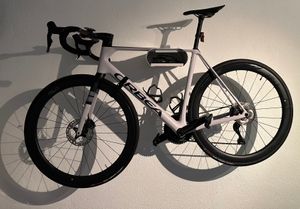 Maclean MC-466 Fahrrad-Wandhalterung Wandfahrradträger Horizontal Fahrradwandhalterung Fahrradhalter max. Belastung 25kg, Universal, Eingebaute Holzablage Kunden-Foto 1