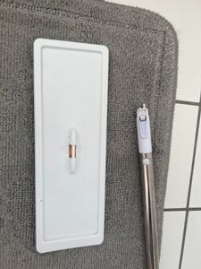 Mikrofasermopp mit Eimer Bodenreinigung Squeeze Hand Free Floor Mop Waschbare Pads Wiederverwendbare Staubwischer mit weichen Nachfuellpads Holzbodenr Kunden-Foto 2