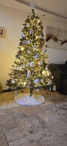 FairyTrees Weihnachtsbaum künstlich 220cm Kiefer mit Christbaum Holzständer | Tannenbaum künstlich mit Natur-Weiss beschneit |  EU Kunden-Foto 2