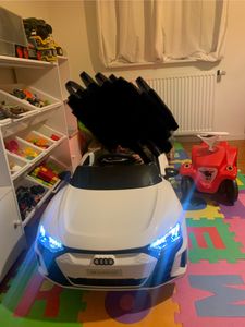 Audi RS e-tron GT  Kinderauto Kinder Elektroauto 12V mit Musik，breitem Sitz, verstellbarem Sicherheitsgurt Schwarz Kunden-Foto 9