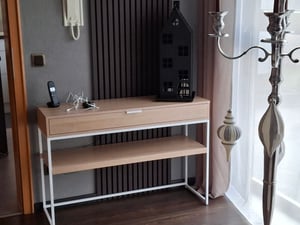 Stolik konsolowy NIRAI z półką i szufladą – dąb Zdjęcie produktu od klienta nr 1