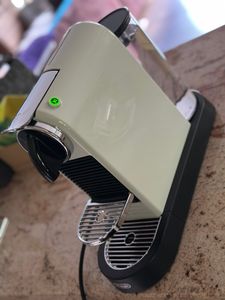 NESPRESSO ORIGINAL Inissia | Kaffeekapselmaschine von De'Longhi | Kleine Kaffeemaschine | Schwarz Kunden-Foto 1