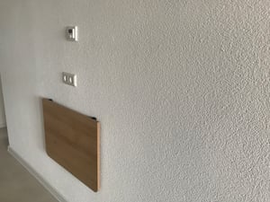Nástenný sklopný stôl, písací stôl, doska stola 70 × 50 cm, biela farba, sklopný stôl, jedálenský stôl, kuchynský stôl na stenu, barový stôl, vysoký stôl, nástenný stôl, sklopný stôl Fotografia od zákazníka č. 1