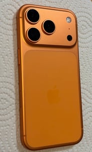 Apple iPhone 17 Pro , 16 cm (6.3"), 2622 x 1206 Pixel, 1 TB, 48 MP, iOS 26, Orange Kunden-Foto 1