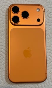 Apple iPhone 17 Pro , 16 cm (6.3"), 2622 x 1206 Pixel, 1 TB, 48 MP, iOS 26, Orange Kunden-Foto 3