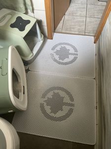Katzenstreumatte mit Aussparrung · SMALL · weiß · Vorleger für Katzentoilette · · ca. 53 x 45 cm Kunden-Foto 2
