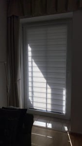 Sonello Doppelrollo Klemmfix ohne Bohren Duo Rollo Klemmrollo Sonnenschutzrollo Fensterrollo für Fenster & Türen Zebrarollo Seitenzugrollo 115cm x 210cm Weiß Kunden-Foto 3