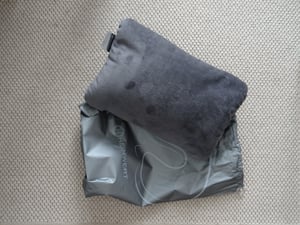Heimwert Reisekissen - 2in1 Memory Foam Nackenkissen Stützkissen,Nackenhörnchen, 31x21 cm - Travel Pillow für Flugzeug, Camping, Reise - Ergonomisches Kopfkissen 1 Stk Kunden-Foto 1