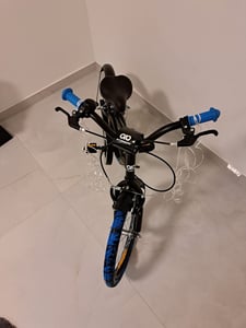 Actionbikes Kinderfahrrad Cruiser 18 Zoll | Kinder Jugend Fahrrad - V-Brake Bremsen - Kettenschutz - Seitenständer - 5-8 Jahre (Schwarz/Blau) Kunden-Foto 1